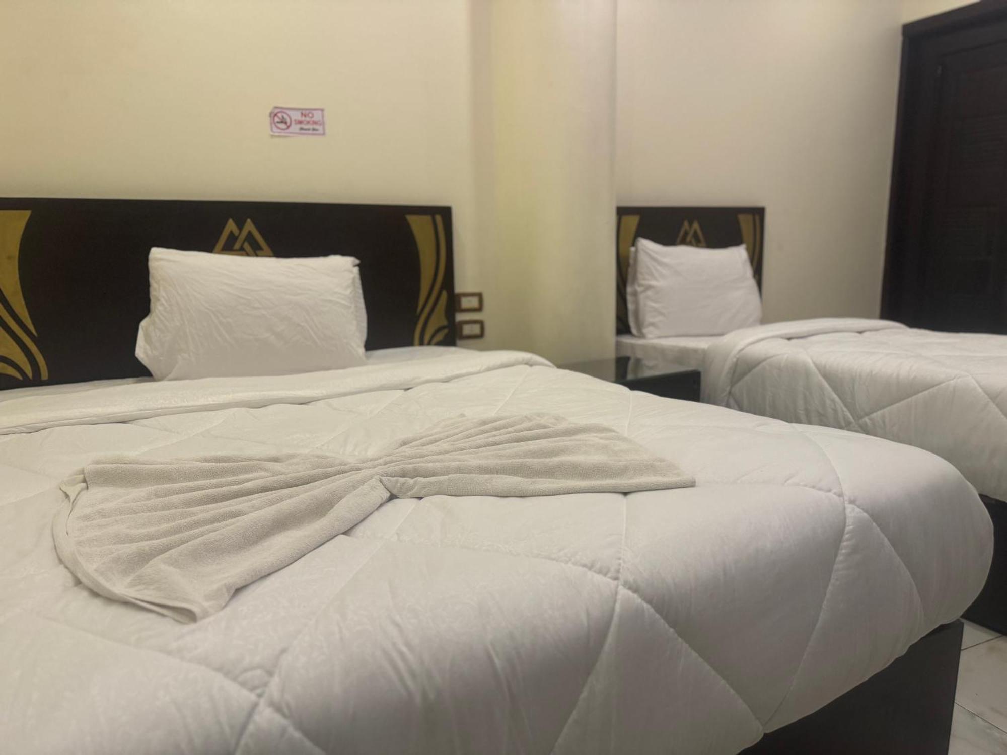 Pyramids And Sphinx Hotel Kafret el-Gabal Екстериор снимка
